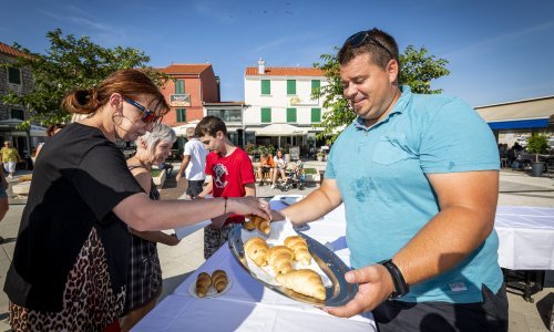 U znak prosvjeda protiv trgovačkih lanaca koji deru otočane, načelnik Murtera organizirao 'kroasan party'