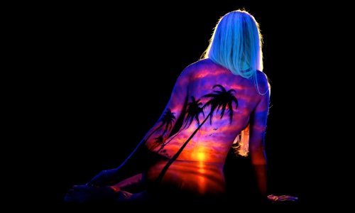 Američki umjetnik ultraljubičastim bojama slika na tijelima