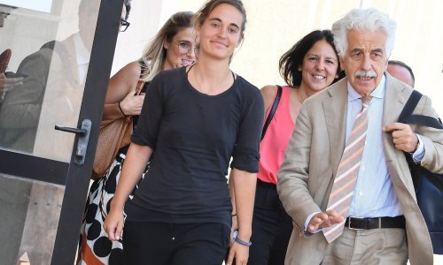 Stotine žena u subotu bez grudnjaka u znak solidarnosti s kapetanicom broda Sea-Watch