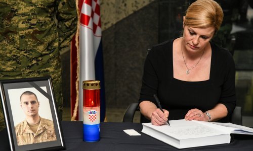 Predsjednica se upisala u knjigu žalosti za poginulog vojnika: Cijela Hrvatska dijeli bol obitelji