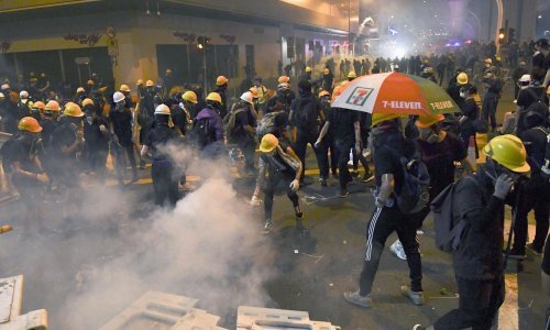 Prosvjednici zauzeli zračnu luku i pozivaju na 'slobodni Hong Kong'