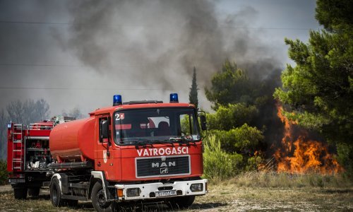 Vojska se povukla s požarišta kod Šibenika, lokaliziran požar na Hvaru