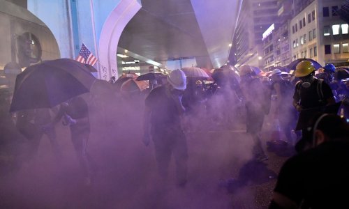 Policija u Hong Kongu ponovno ispalila suzavac u sukobu s tisućama prosvjednika