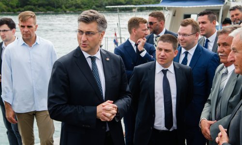 Plenkovića na Korčuli dočekao kao 'ćaću', odvela ga policija