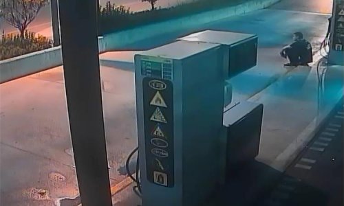 [FOTO] Policija traži muškarca koji je polijevao gorivo po benzinskoj i pokušao je zapaliti, prepoznajete li ga?