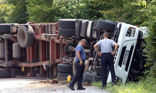 [FOTO/VIDEO] Jedna osoba ozlijeđena u prevrtanju kamiona u Kupljenskom kod Vojnića