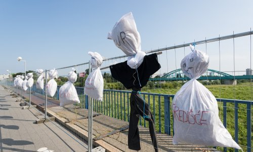 [FOTO/VIDEO] Građani su rekli dosta! Na Savskom mostu osvanula instalacija koja pokazuje sve propale projekte Milana Bandića