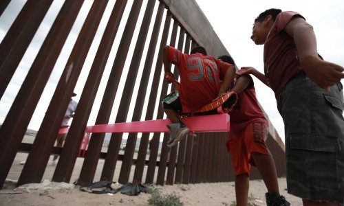 [VIDEO] Američki i meksički umjetnici postavili klackalice za djecu s obje strane granice