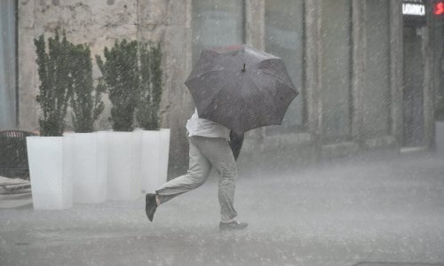 [FOTO] Stanovnike Zagreba iznenadila jaka kiša, pogledajte kako su se spašavali