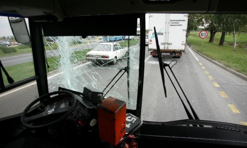 Zbog sudara tri kamiona u prekidu promet brzom cestom kroz Karlovac