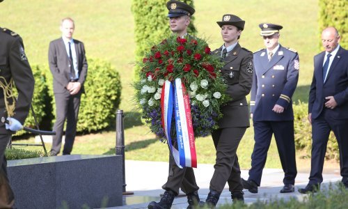 Za poginule u Domovinskom ratu položeni vijenci na Mirogoju