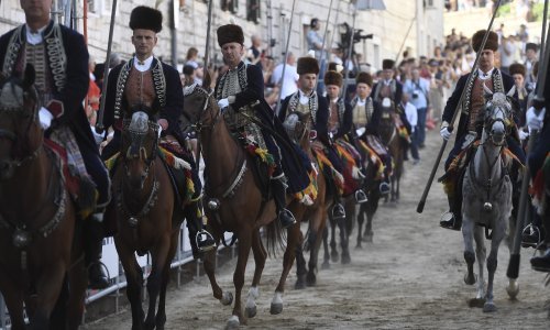 Počela Sinjska alka, došao kompletan državni vrh, predsjednički kandidati, ali ne i Milanović