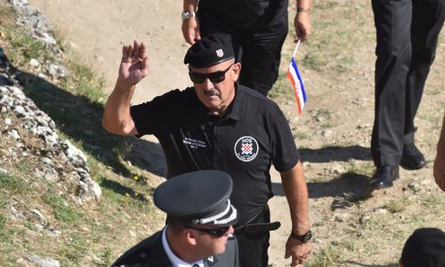 Bivši HOS-ovci predvođeni Markom Skejom u Kninu uzvikivali 'Za dom spremni', kažu to je isto kao 'Hvaljen Isus i Marija'