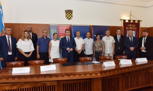 Pavić u Kninu potpisao ugovore za potporu poduzetništvu vrijedne 8,5 milijuna kuna