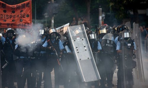Policija Hong Konga ima novo rješenje za maskirane prosvjednike 'koji se igraju vatrom'