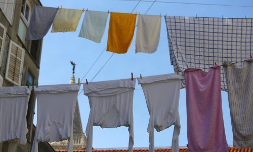 Lokalne vlasti zabranile sušenje rublja na prozorima, građani bijesni: 'Neka nam nabave sušilice!'