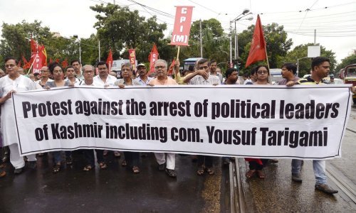 Pritvoreno najmanje 300 političara u Kašmiru