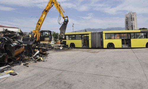 Pogledajte kako Splićani uništavaju stare autobuse; 34 moraju 'sravniti sa zemljom'