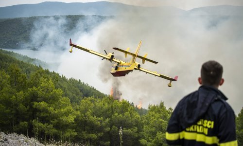 Ponovo se razbuktao požar kod Šibenika koji je jučer stavljen pod kontrolu