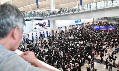 Zračna luka u Hong Kongu obustavila prijavu leta, prosvjednici zaposjeli aerodrom