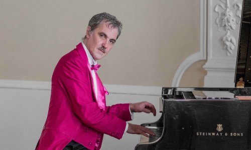 Osebujni Matej Meštrović na pozornici šibenske tvrđave predstavlja program intrigantnog naziva