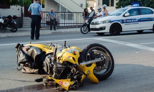 Sudar dvaju automobila i motora u Splitu
