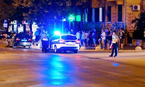 [FOTO] Nakon sudara automobila, jedan završio na pješačkom prijelazu i pomeo dvoje pješaka