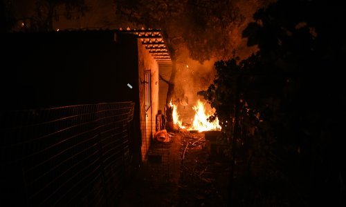 Umro je muškarac ozlijeđen u požaru drvene obiteljske kuće