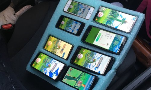 Zaustavio se na autocesti kako bi igrao Pokemon Go, i to ne na jednom nego na - osam smartfona