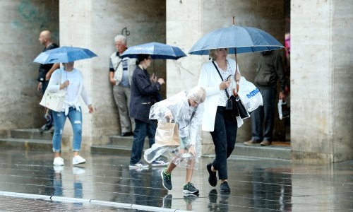 Promjena vremena stigla u Hrvatsku: Vatrogasci i u Sloveniji imali pune ruke posla, vjetar rušio stabla, u Dalmaciji pala obilna kiša