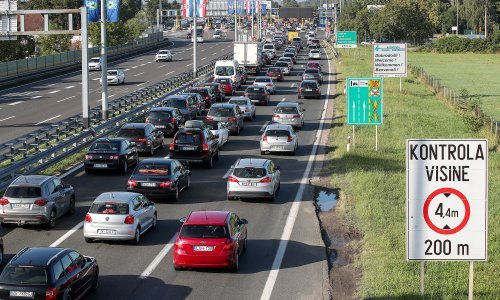 Zbog prometne nesreće na A6, prema Rijeci se vozi jednim trakom, gužve i na drugim autocestama