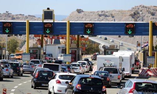 Turisti pohrlili s mora, kilometarske kolone na graničnim prijelazima