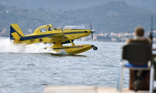 Požar kod Zatona zahvatio oko dva hektara šume i raslinja, uključeni airtractori
