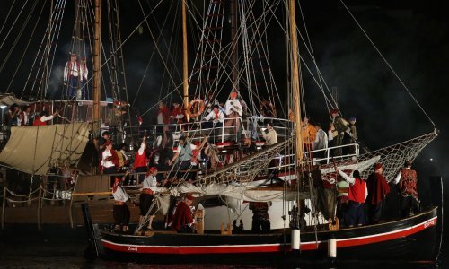 Gusarsku bitku iz 13. stoljeća, između Omiških gusara i Mlečana, oživjelo više od stotinu sudionika