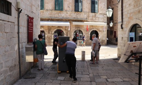 Dubrovčani počeli uklanjati prve bankomate sa Straduna; kazne za prekršitelje i do milijun kuna