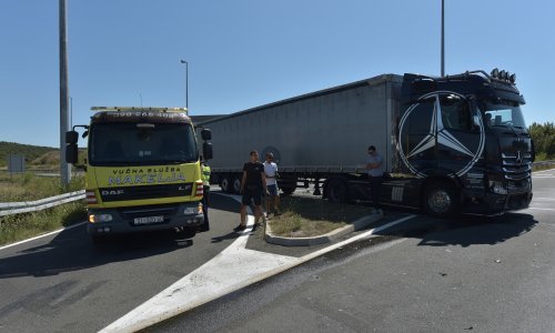 Sudarili su se kamion i dva automobila, jedna osoba poginula, najmanje troje ozlijeđenih