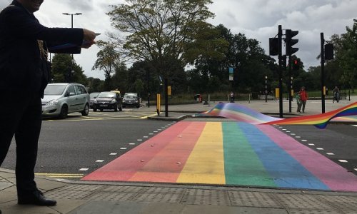 U Londonu postavljena prva dva pješačka prijelaza trajno obojana duginim bojama