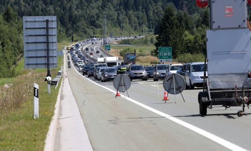 Bahati vozač pijan i bez položenog vozačkog ispita udario pješaka na odmorištu te vožnjom u suprotnom smjeru na A3 izazvao sudar