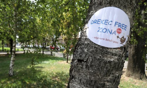 [FOTO/VIDEO] U Zagrebu osvanula upozorenja neodgovornim vlasnicima pasa: 'Sagnite se! Dobro je za vašu cirkulaciju'