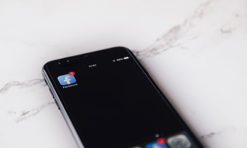 Želite zaslon vašeg iPhonea držati dulje uključenim? Evo kako ćete to učiniti, ali budite oprezni