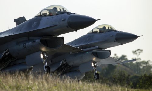Srušio se belgijski F-16, pilot ostao visiti na elektrovodu