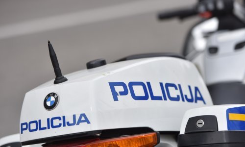 Pijan oduzeo prednost policiji pa prošao kroz crveno, čeka ga paprena kazna