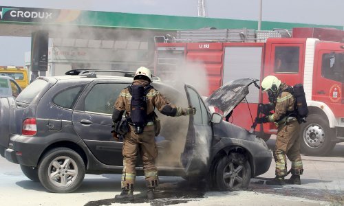 [FOTO/VIDEO] Na benzinskoj u Splitu planuo automobil, brzom reakcijom vatrogasaca izbjegnuta tragedija