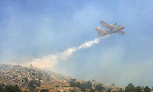 Kanader upućen na novo požarište na Pelješcu