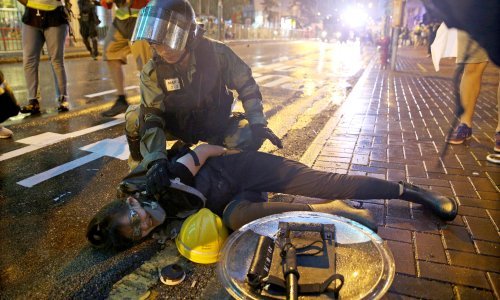 Policajci u Hong Kong prvi put koristili pravo streljivo i vodene topove