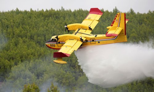 Kanader gasi požar pokraj naselja Glušci kod Metkovića