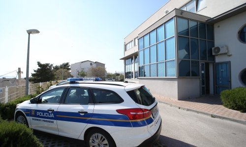 Slovenac pijan sletio s ceste pa bježao policiji vozeći suprotnim smjerom, dobio je kaznu od 16.500 kuna i zabranu upravljanja vozilom