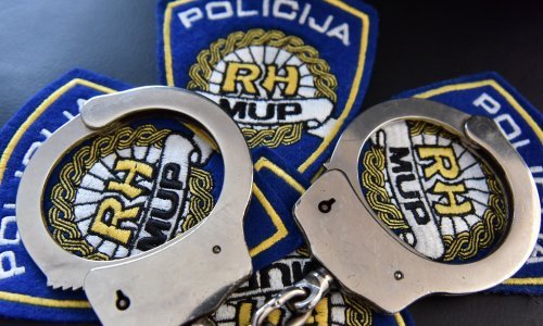 Na klupici u parku Bundek u Zagrebu dilao drogu