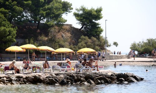 Pomahnitali Bugarin napravio kaos na Bačvicama, oštetio pet automobila i dva motora