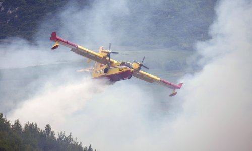 Dva kanadera gase požar u zaleđu Vodica